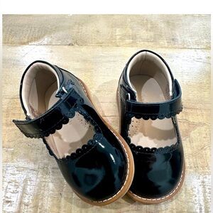 Elephantito baby girls black patent Velcro slide on dress shoes Mary Jane’s 4.